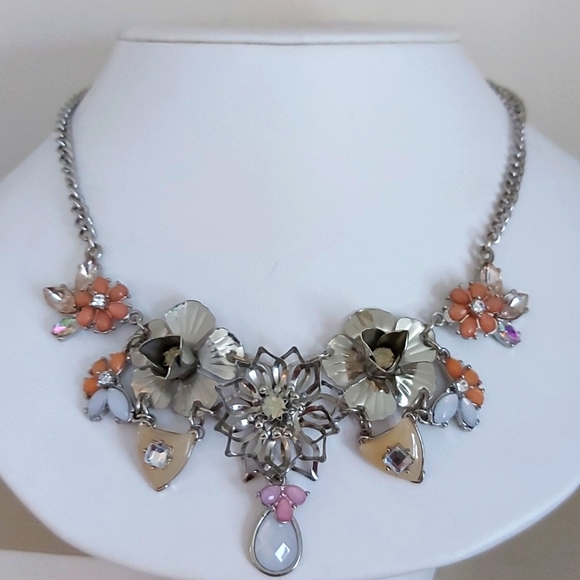 Gorgeous Floral Statement Necklace - Picture 1 of 5